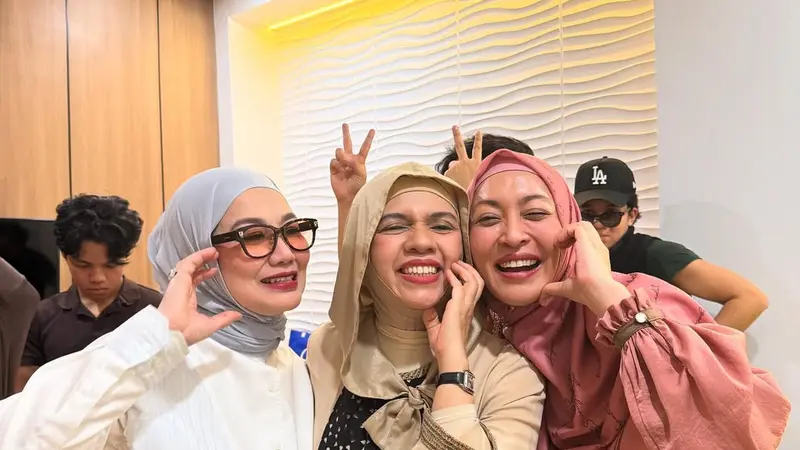 Kompak dan Modis, Tiga Ibu Aaliyah Massaid Tampil Stylish Pakai Hijab Kekinian! 