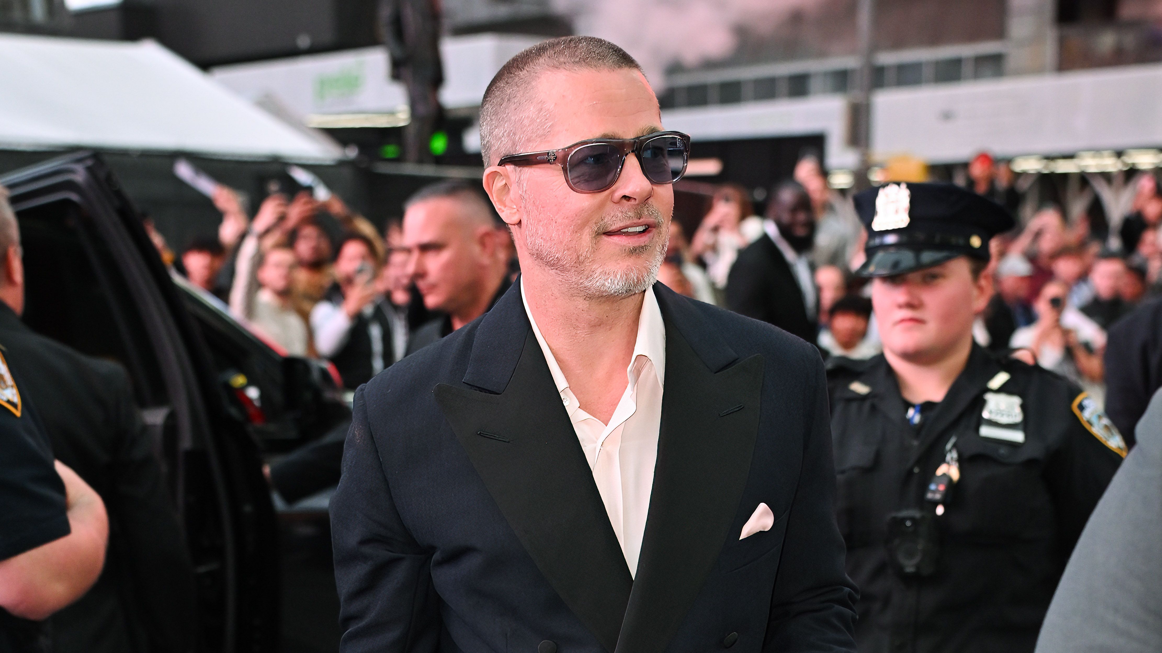 Brad Pitt Cukur Gundul Lagi...