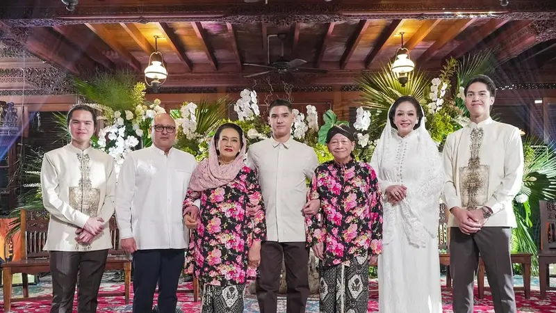 Tampil Glamor di Usia 85 Ta...