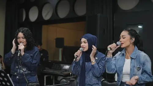 Krisdayanti, Aurel, dan Amo...