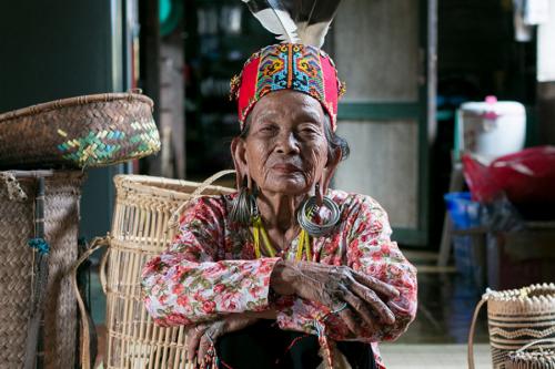 Iyun Anye, Wanita Berumur 100 Tahun Sang Penjaga Simbol Kecantikan Telinga Panjang Dayak yang Kini Nyaris Terlupakan
