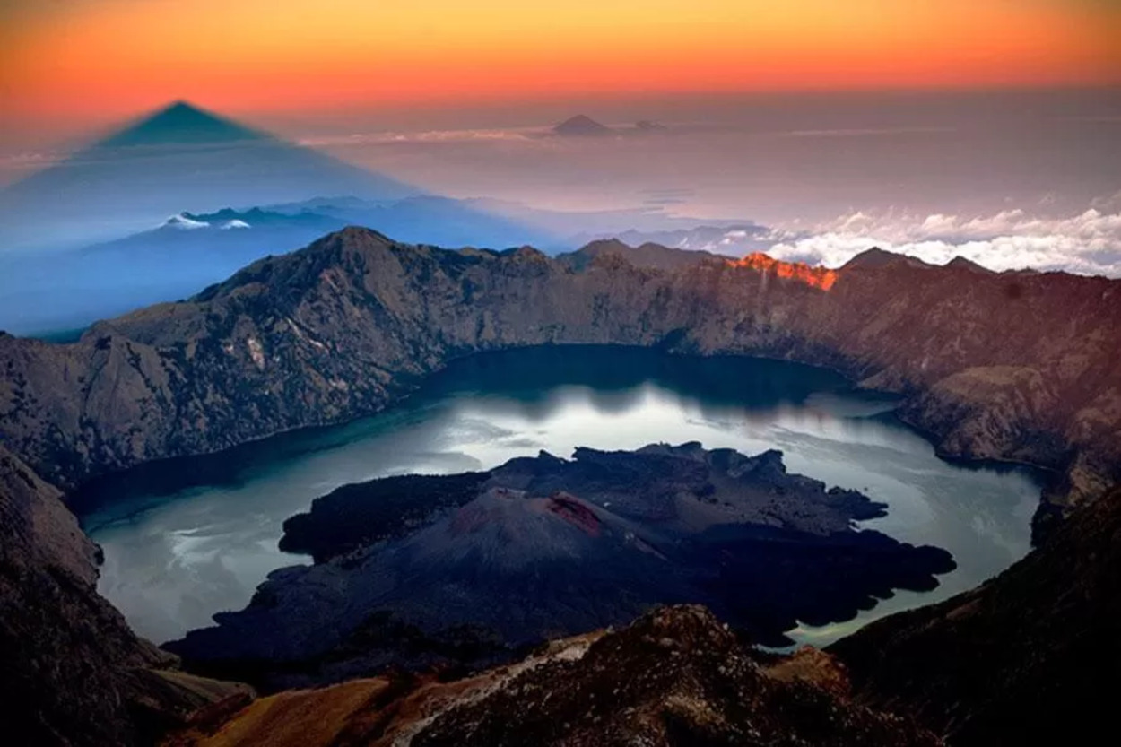 Dibalik Keindahan Rinjani: Pendaki yang Tumbang, Jejak Letusan Purba & Mitos Dewi Anjani