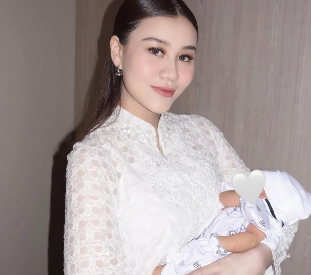 Tampil Elegan Saat Aqiqah B...