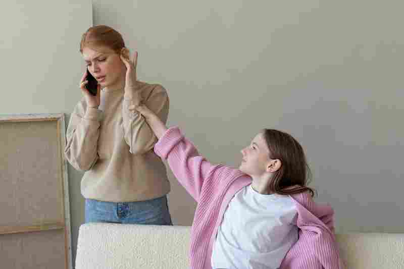 Waspada Overparenting! Pola...