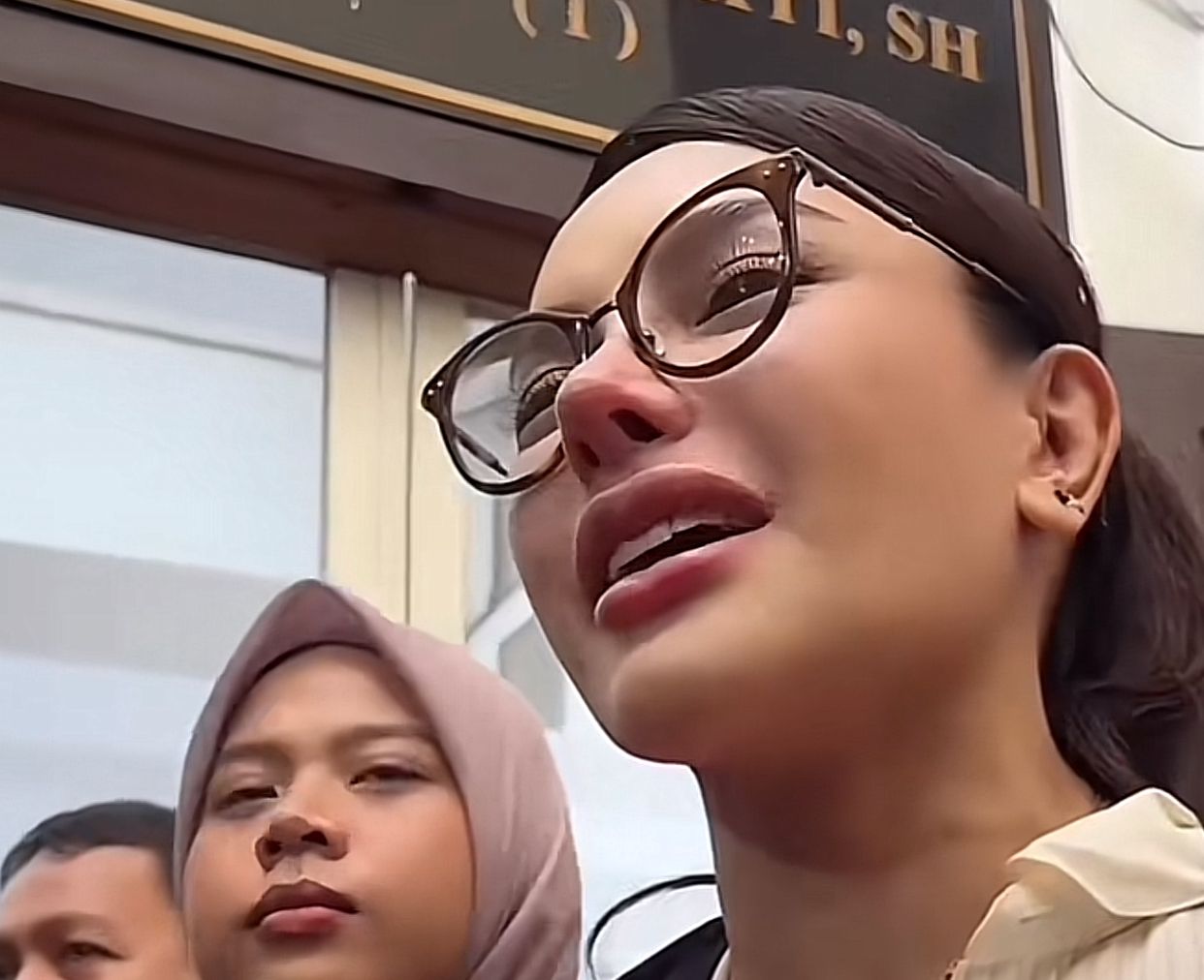 Berderai Air Mata, Nikita Mirzani Ungkapkan Isi Hati di Ruang Sidang: Saya Bukan Teroris atau Gembong Narkoba