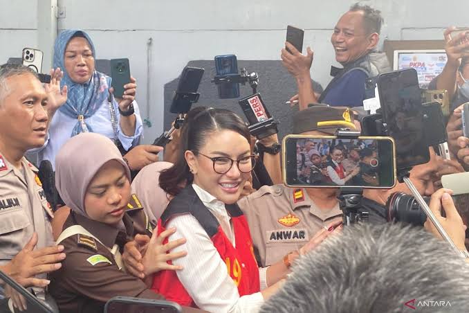 Dikawal Massa Pendukung, Ni...