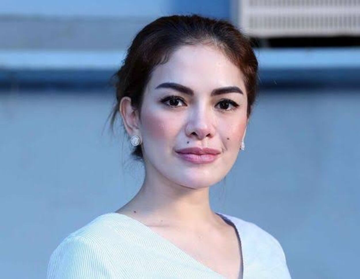 Nama Ibu Reza Gladys Terser...