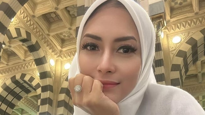 Dari Dunia Hiburan ke Istan...