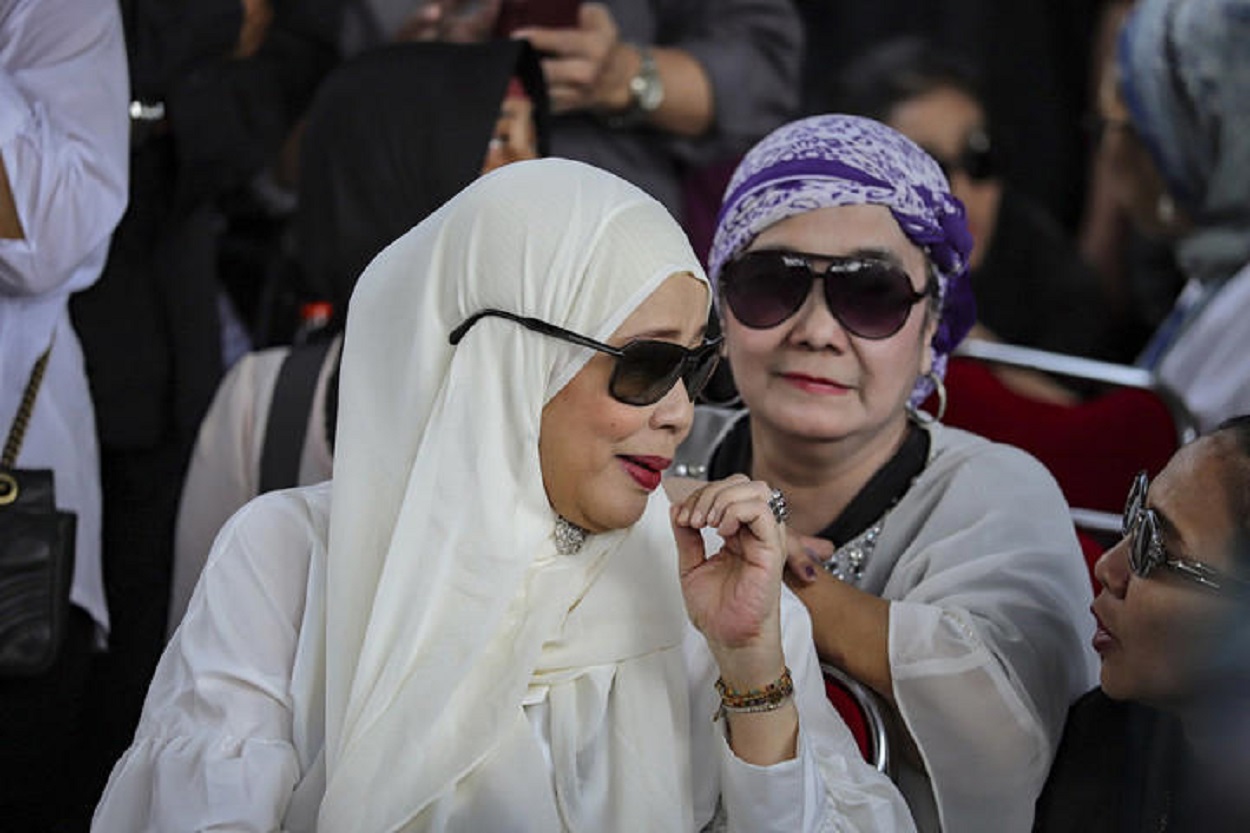 Dewi Yull Tak Mau Operasi L...