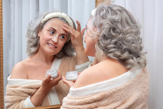 Kulit Sehat di Setiap Usia! Skincare Terbaik untuk Wanita 20an hingga 50an, Rekomendasi Pakar gbr