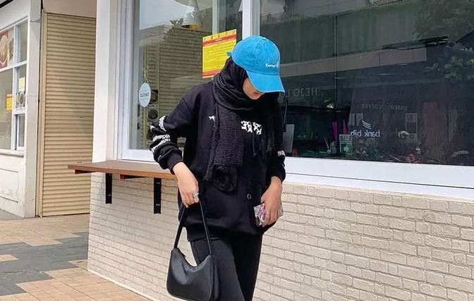 Mix and Match Hoodie Oversized dan Baggy Jeans: Gaya Nyaman yang Tetap Stylish!
