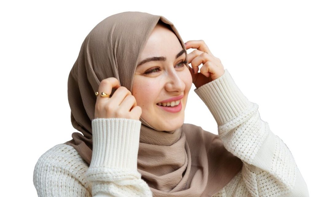 4 Tips Memilih Warna Lipstik yang Pas untuk Setiap Warna Hijab Kamu