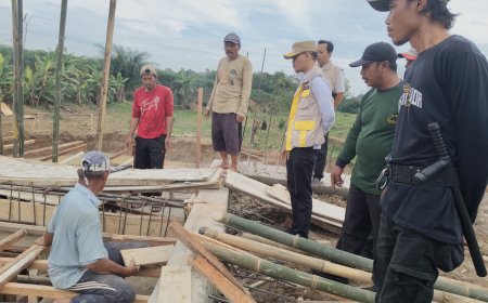 Kades Negara Nabung Tinjau Pembangunan Jembatan yang Menghubungkan Tiga Dusun