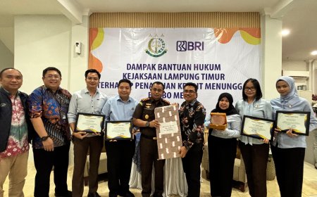 Kejari Lampung Timur Terima Penghargaan dari BRI Cabang Kota Metro