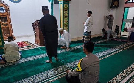 Polisi Lampung Timur Makmurkan Masjid, Jalin Keakraban dengan Salat Subuh Berjamaah