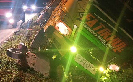 Laka Lantas Mengerikan di Jalan Hasanudin: Truk Tabrak Motor, Pengendara Terpaksa Dilarikan ke Rumah Sakit