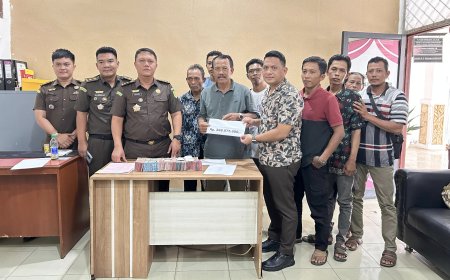 Kejari Lampung Timur Terima Uang Ganti Rugi Rp248 Juta dari Warga Desa Buana Sakti