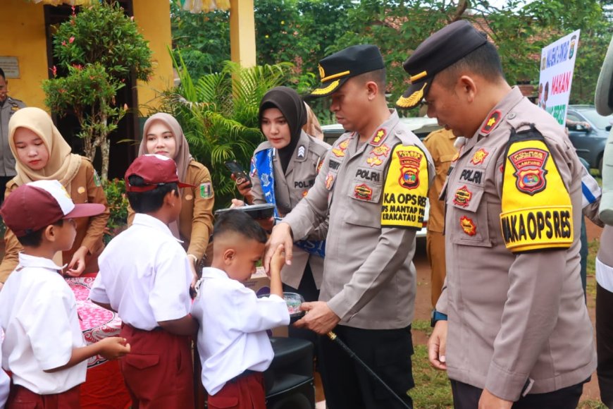 Polres Lampung Timur Bagikan Makan Bergizi Gratis di SDN Nyampir