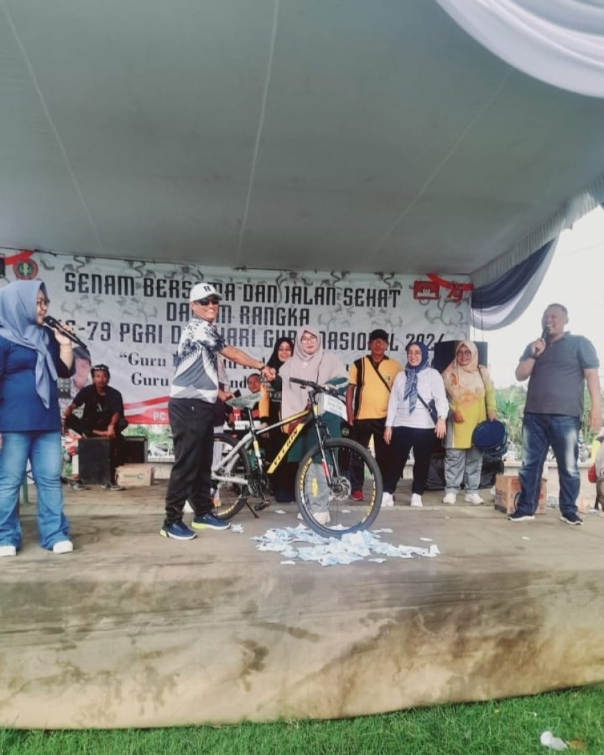 Ratusan Guru Pekalongan Meriahkan Jalan Sehat HUT PGRI ke-79