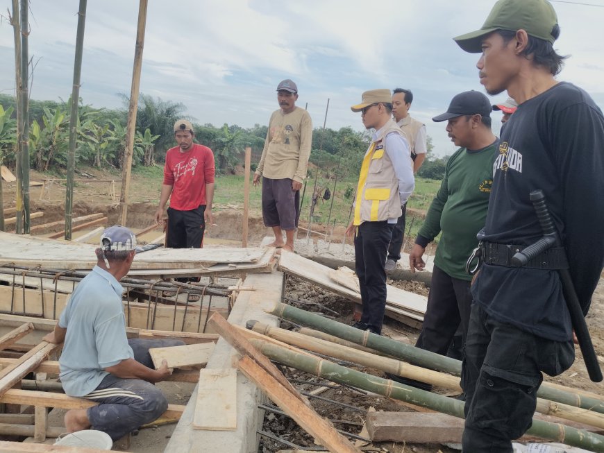 Kades Negara Nabung Tinjau Pembangunan Jembatan yang Menghubungkan Tiga Dusun