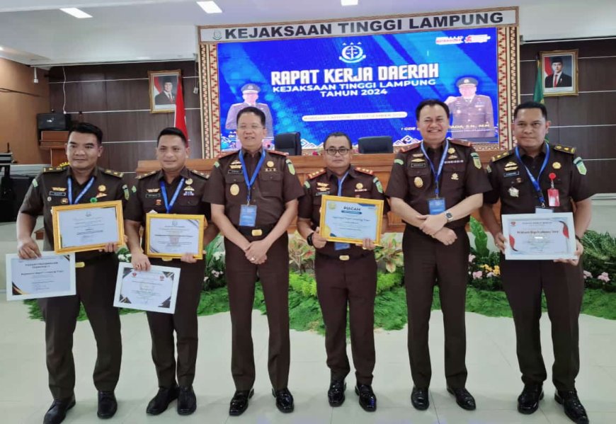 Kejari Lampung Timur Borong Penghargaan di Rakerda Kejati Lampung 2024.