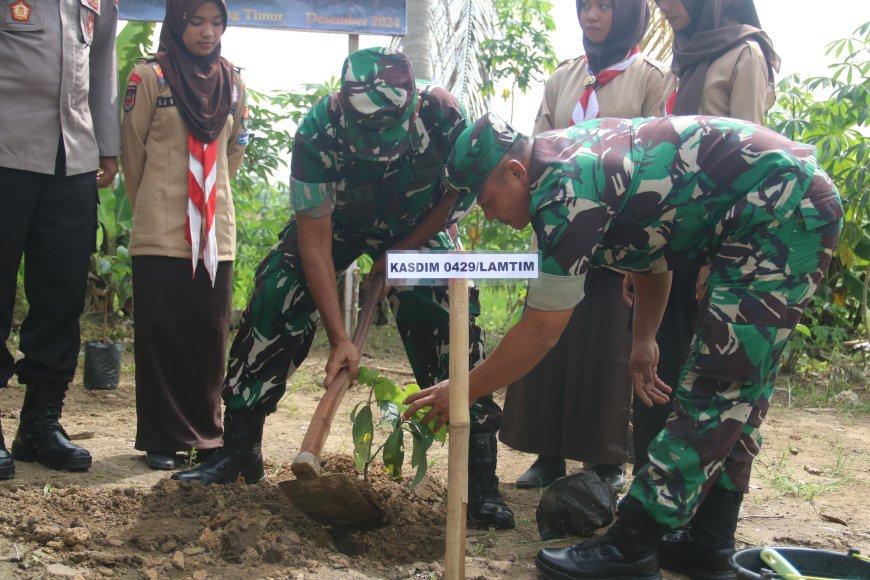 TNI AD Lampung Timur Bersihkan Pasar dan Tanam Ratusan Pohon Rayakan Hari Juang