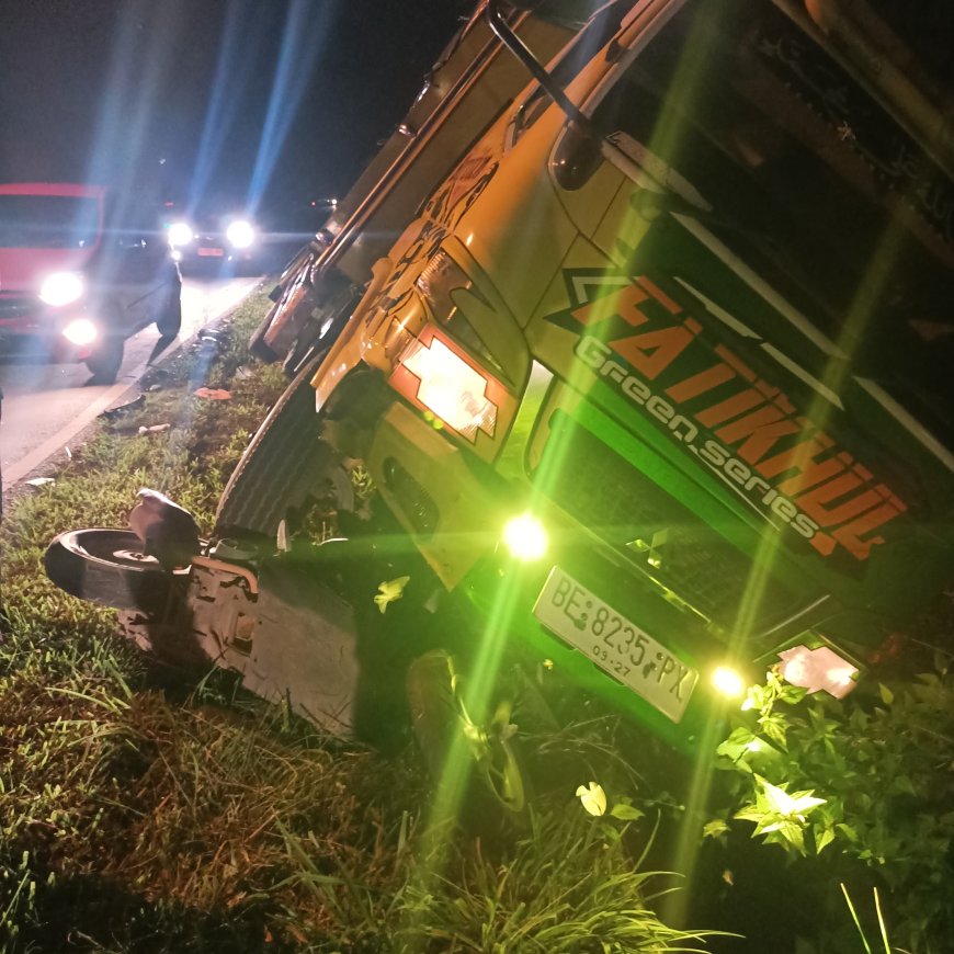 Laka Lantas Mengerikan di Jalan Hasanudin: Truk Tabrak Motor, Pengendara Terpaksa Dilarikan ke Rumah Sakit