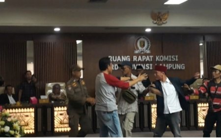 Aksi Ricuh Petani Singkong Lampung: Emosi Meledak di Gedung DPRD