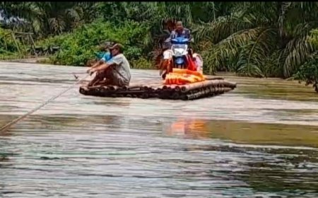 Banjir Isolasi Dua Dusun di Gunung Agung, Siswa Terpaksa Naik Rakit ke Sekolah