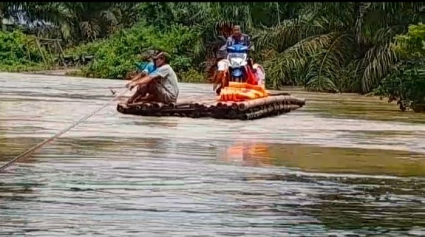 Banjir Isolasi Dua Dusun di Gunung Agung, Siswa Terpaksa Naik Rakit ke Sekolah