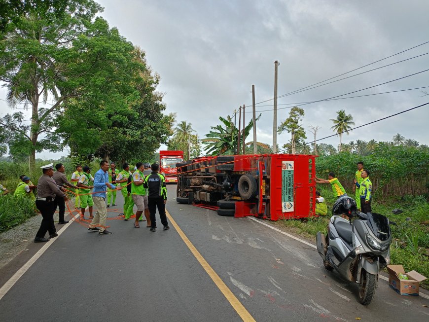 Truck Terguling di Lampung Timur, Polisi Respon Cepat!