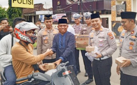 Kepolisian dan Wartawan Bersinergi Bagikan Takjil di Lampung Timur