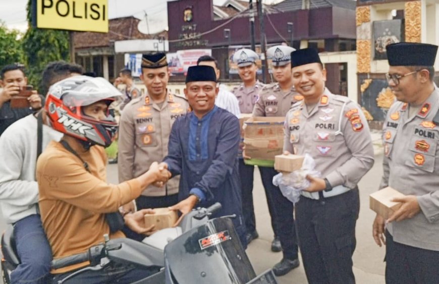 Kepolisian dan Wartawan Bersinergi Bagikan Takjil di Lampung Timur