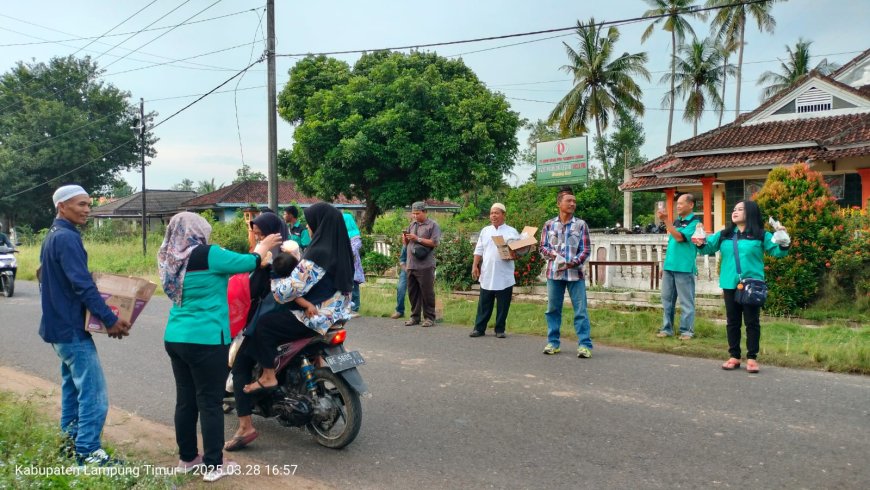 Berkah Ramadan: Komunitas Radio Pramudya Sukadana Bagikan Takjil Gratis
