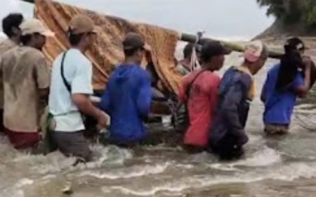 Kepala Desa Ditandu Warga 6 Jam Menuju Puskesmas di Way Haru