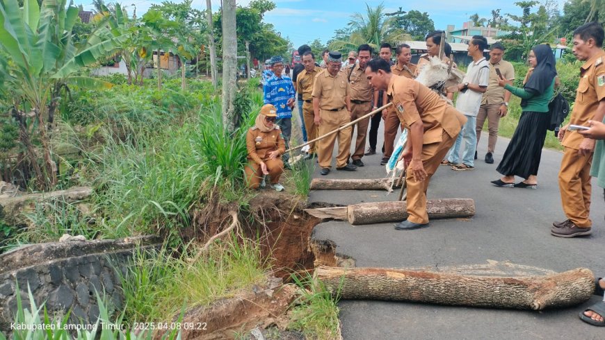 Bupati Ela Tinjau Jembatan Rusak di Sukadana: Fokus Perbaikan Infrastruktur Pasca Idul Fitri