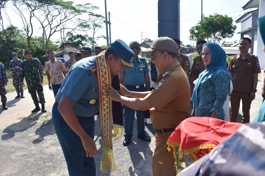 Usai Audiensi dengan Bupati Pesibar, Danlanal Lampung Kunker ke Pos TNI-AL Bengkunat