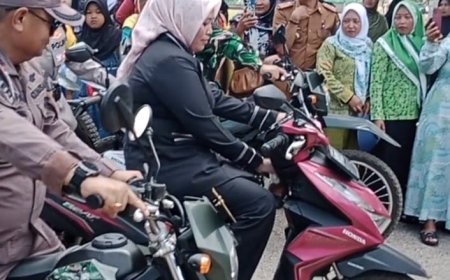 Tinjau TMMD, Tiga Srikandi Lampung Timur Bersemangat Mengendarai Motor