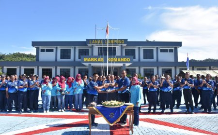 Pemotongan Tumpeng Tandai Peringatan HUT Ke-60 Lanal Lampung