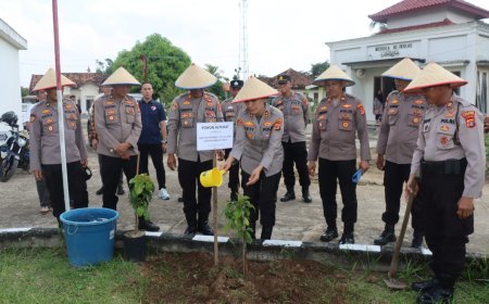 Kapolres Lampung Timur Tanam Pohon demi Lingkungan Asri dan Sehat di Polsek Raman Utara