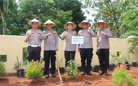 AKBP Heti Patmawati Pimpin Penghijauan di Mapolsek Mataram Baru, Lampung Timur