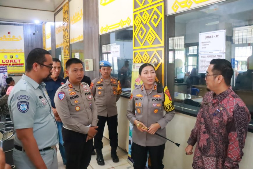 Pengawasan dan Monitoring : Kapolres Lampung Timur Mengecek Pelaksanaan Pemutihan PKB di Samsat