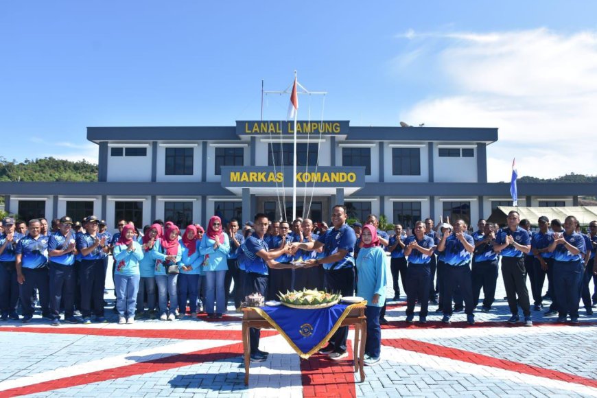 Pemotongan Tumpeng Tandai Peringatan HUT Ke-60 Lanal Lampung