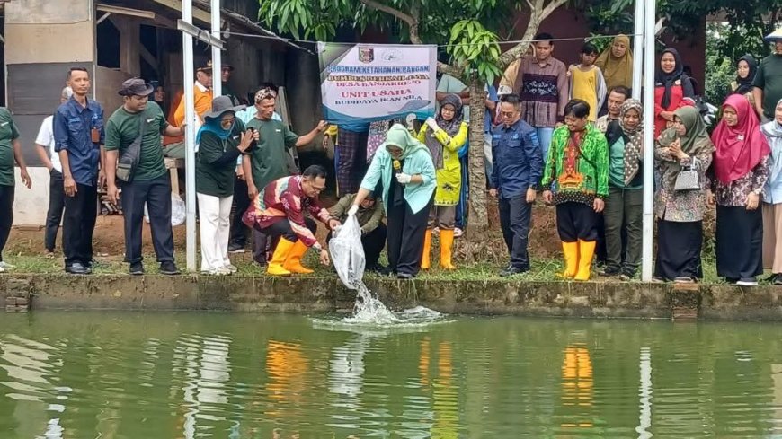 Bupati Ela Tebar Harapan di Banjarrejo: 15.000 Benih Ikan dan 6.000 Bibit Cabai untuk Ketahanan Pangan