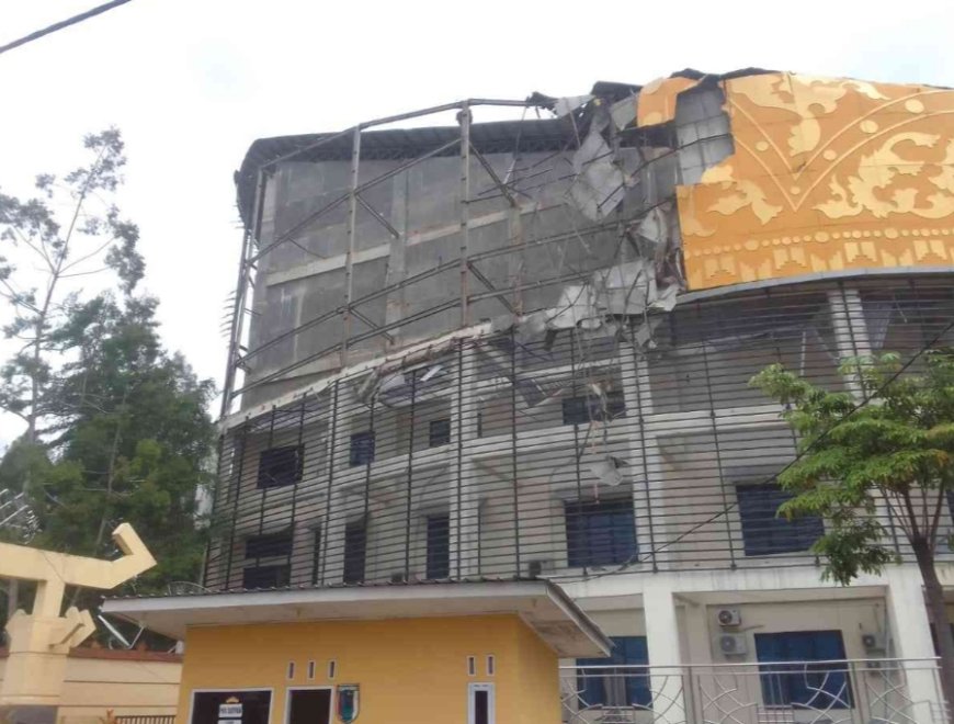 Gedung DPRD Pesawaran Ambruk Diterjang Angin Kencang: 'Saya Kira Helikopter Jatuh!'