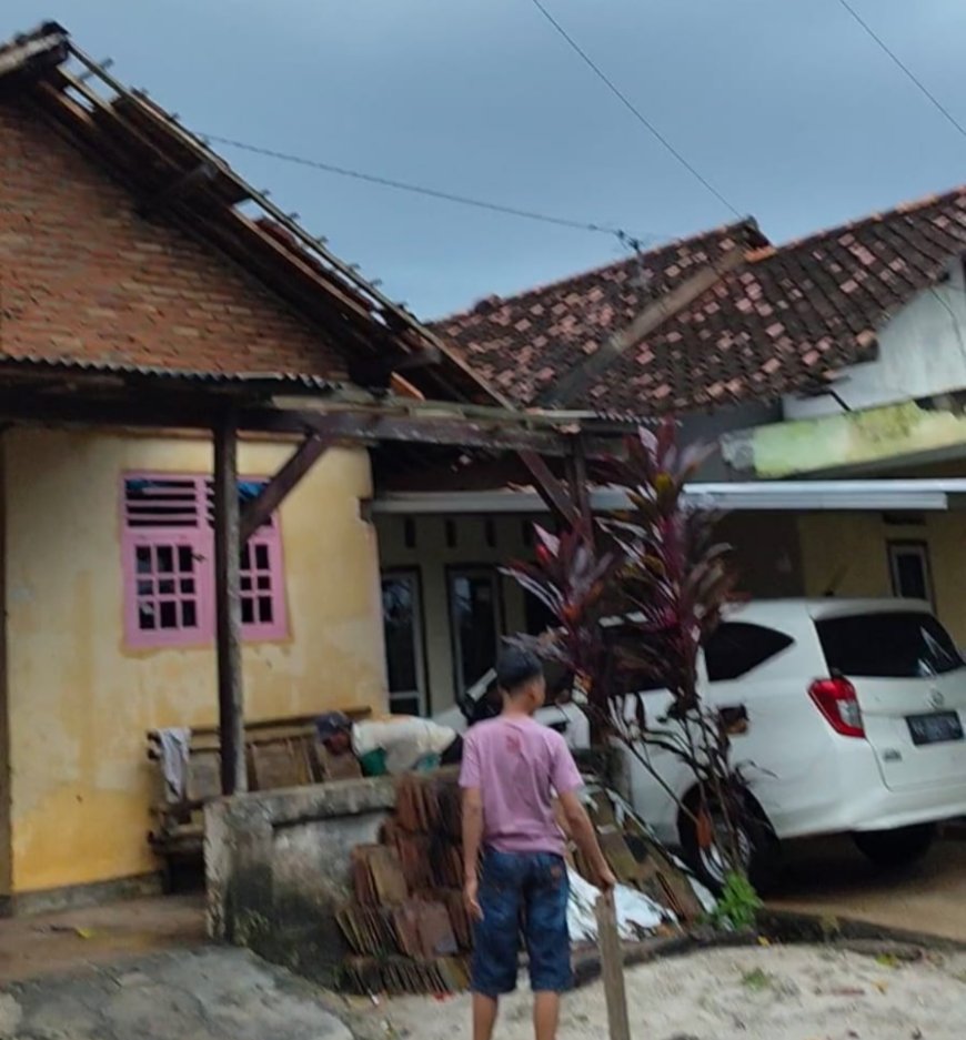 Badai Angin Puting Beliung dan Hujan Deras Langsung Rusak Warga Lampung Timur, Warga Diimbau Waspada!