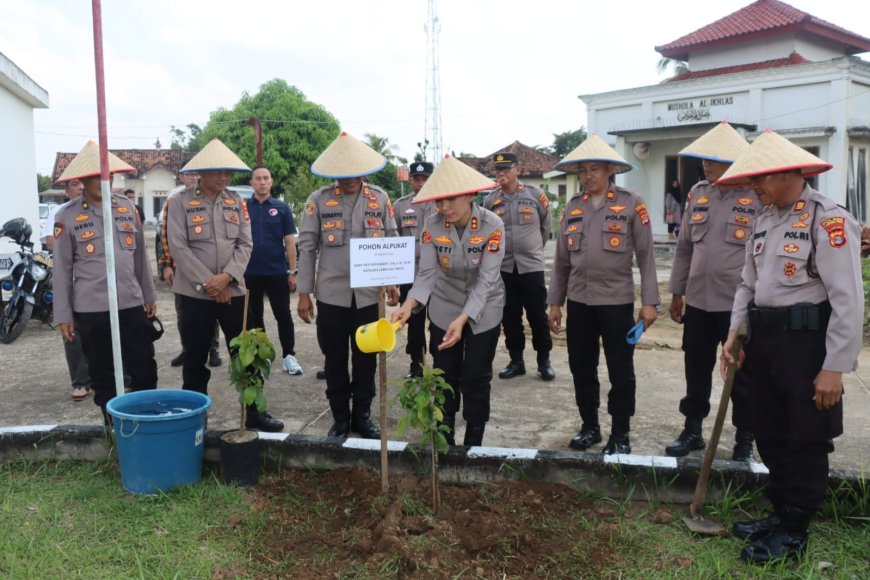 Kapolres Lampung Timur Tanam Pohon demi Lingkungan Asri dan Sehat di Polsek Raman Utara