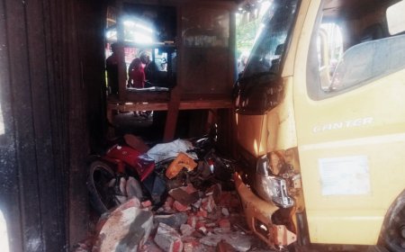 Laka Lantas di Simpang Tiga Tulus Rejo, Mobil Box Colt Tabrak Warung dan Motor, Satu Korban Terjepit