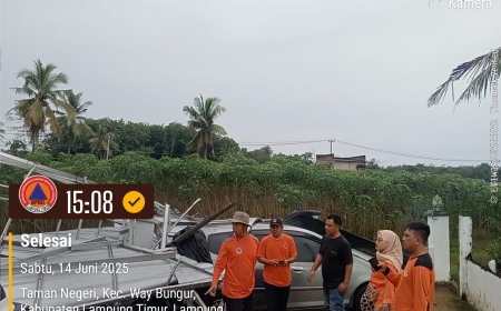 Angin Puting Beliung Landa Kecamatan Way Bungur, Rangka Baja Ambruk Timpa Mobil dan Rumah Warga