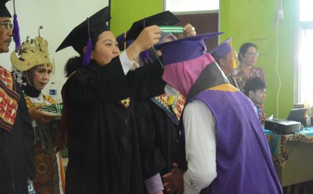 Puluhan Lansia Sekolah Harum Sejahtera Lampung Tengah Diwisuda